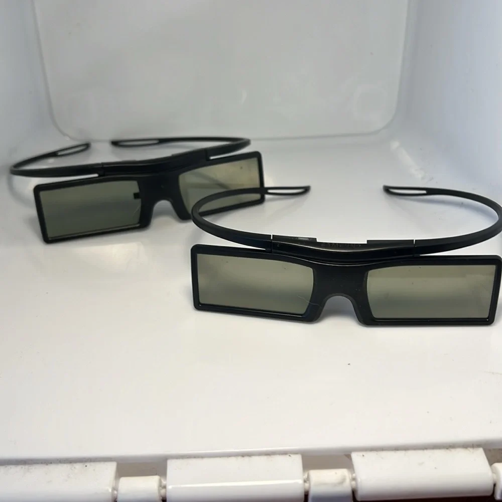 Samsung lithium 3V, 3-D glasses, batteries not included.